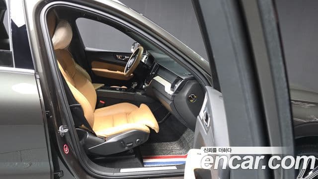 Volvo XC60 2018 — ფოტო 11/20