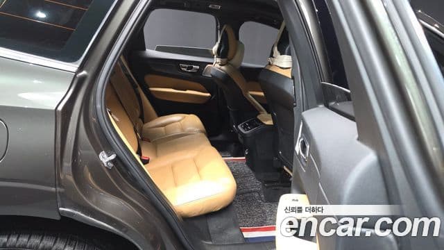 Volvo XC60 2018 — ფოტო 12/20