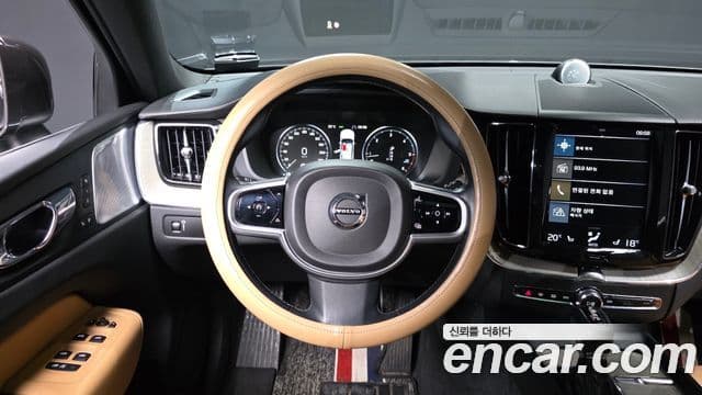 Volvo XC60 2018 — ფოტო 13/20