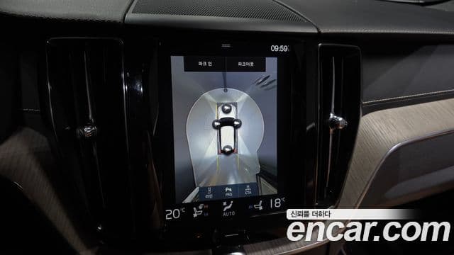 Volvo XC60 2018 — ფოტო 15/20