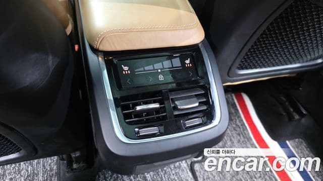 Volvo XC60 2018 — ფოტო 18/20