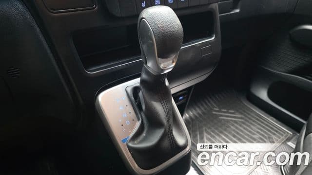 Hyundai Staria 2022 — ფოტო 9/20