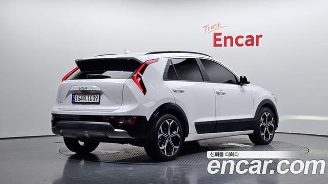 Kia Niro 2023 — Фото 2/20