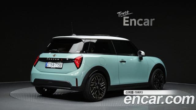 Mini Cooper S 2024 — Фото 1/20