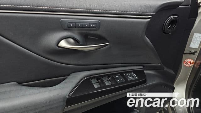 Lexus ES300h 2021 — Şəkil 18/20