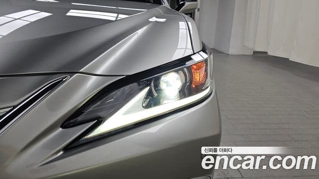 Lexus ES300h 2021 — Photo 12/30