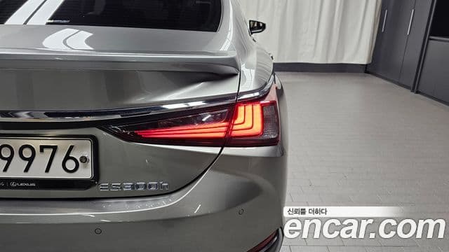Lexus ES300h 2021 — Photo 23/30