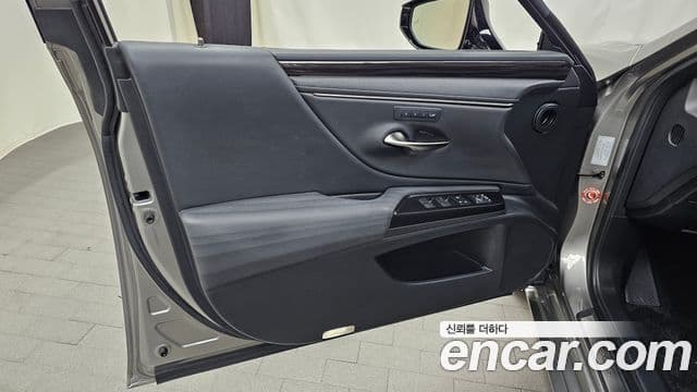 Lexus ES300h 2021 — Photo 16/30