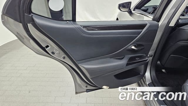 Lexus ES300h 2021 — Photo 24/30