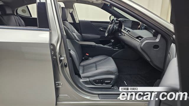 Lexus ES300h 2021 — Photo 25/30