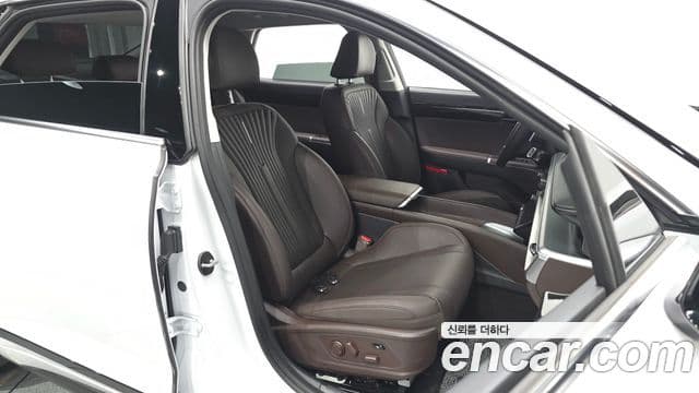 Hyundai Grandeur Hybrid 2025 — Photo 17/32