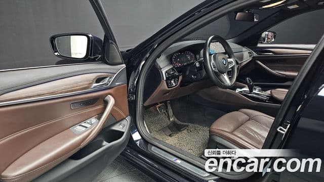 BMW 5 Series 2019 — фото 10 из 20