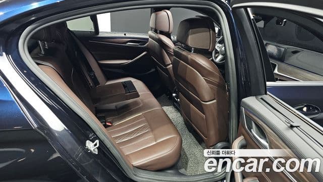 BMW 5 Series 2019 — фото 11 из 20