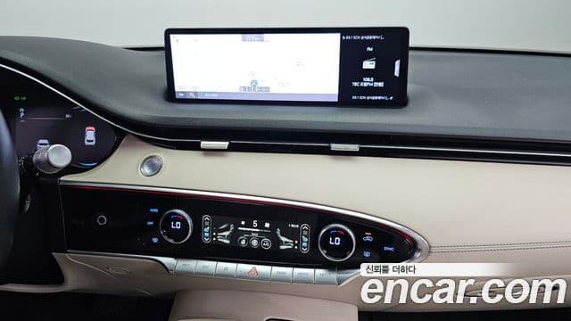 Genesis GV70 2021 — ფოტო 14/20