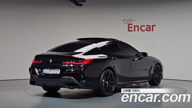 BMW 8 Series 2025 — Photo 28/35
