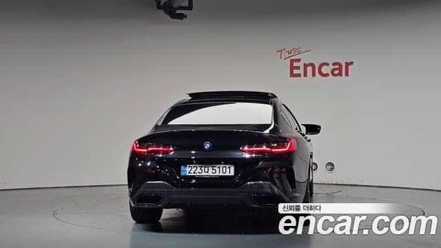 BMW 8 Series 2025 — Photo 22/35