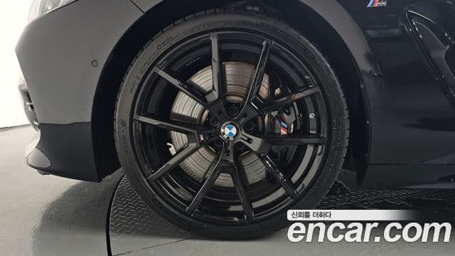 BMW 8 Series 2025 — Photo 25/35
