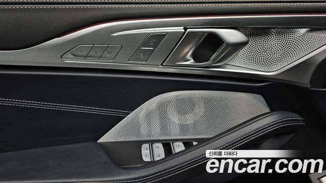 BMW 8 Series 2025 — Photo 26/35