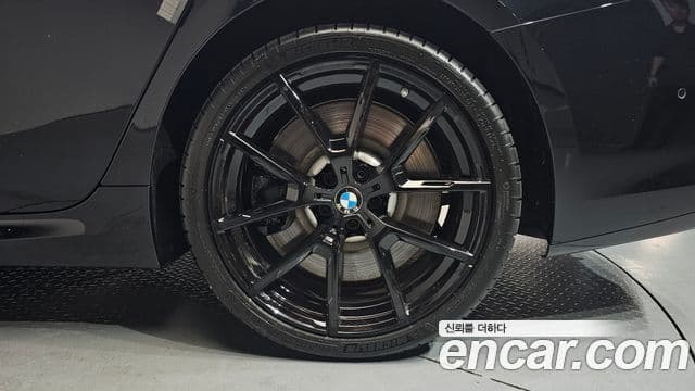 BMW 8 Series 2025 — Photo 24/35