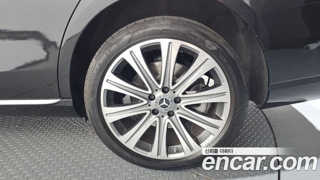 Mercedes-Benz E-Class 2023 — Photo 4/35