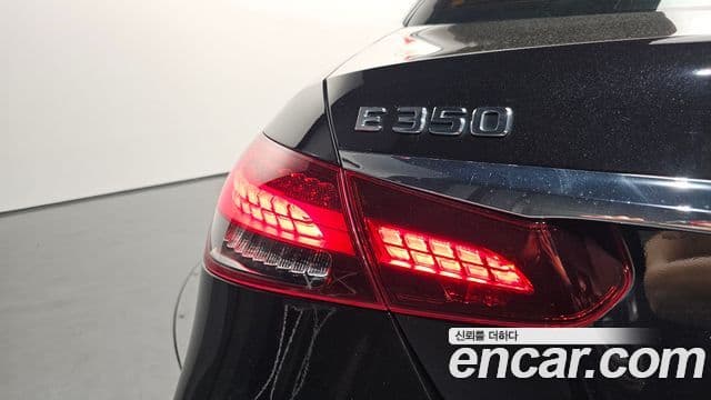 Mercedes-Benz E-Class 2023 — Photo 29/35