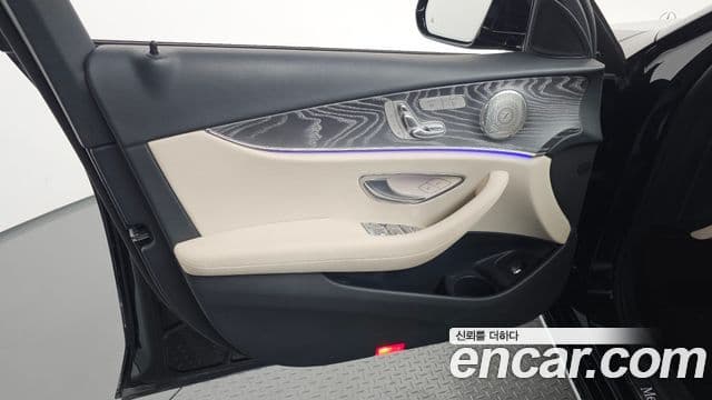Mercedes-Benz E-Class 2023 — Photo 25/35