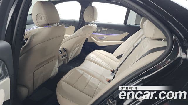Mercedes-Benz E-Class 2023 — Photo 18/35
