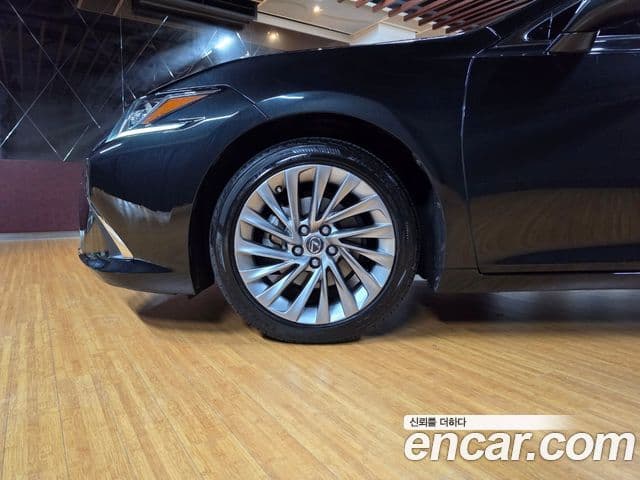 Lexus ES300h 2020 — ფოტო 4/18