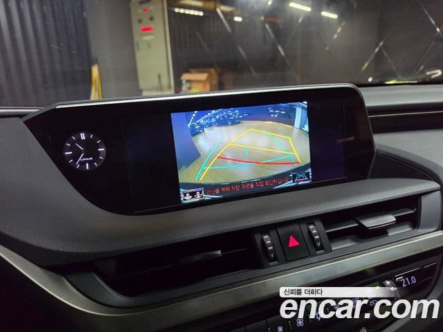 Lexus ES300h 2020 — ფოტო 12/18
