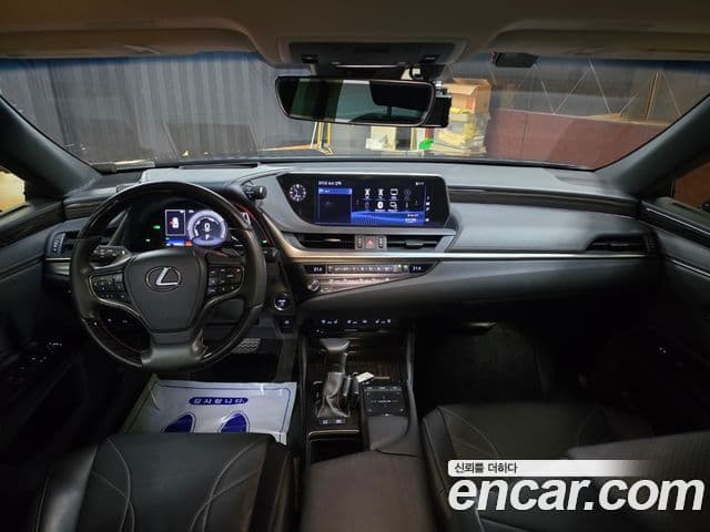 Lexus ES300h 2020 — ფოტო 13/18