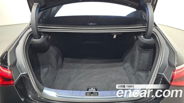 Mercedes-Benz S-Class 2025 — Photo 19/38