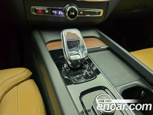 Volvo XC60 2024 — ფოტო 7/20