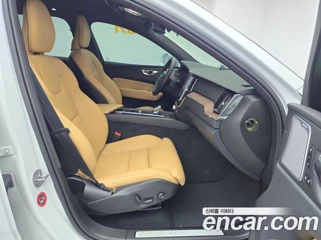 Volvo XC60 2024 — ფოტო 13/20