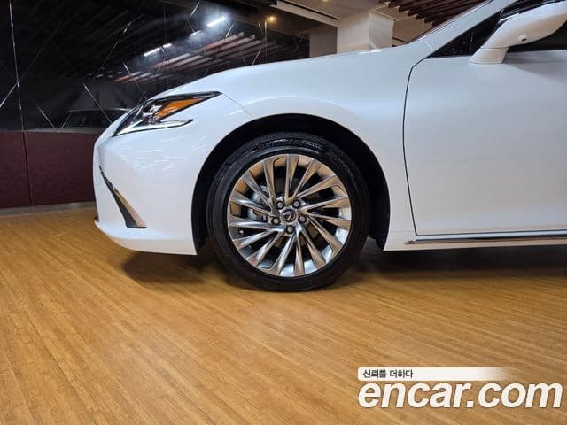 Lexus ES300h 2025 — ფოტო 4/18