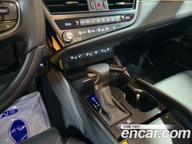 Lexus ES300h 2025 — ფოტო 8/18