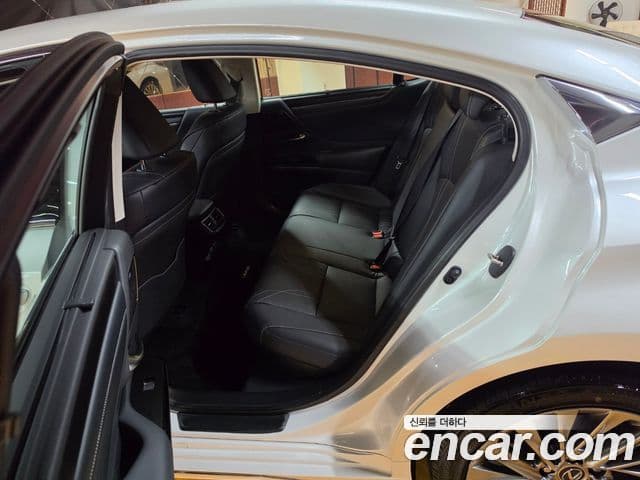 Lexus ES300h 2025 — ფოტო 12/18