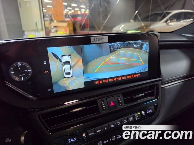 Lexus ES300h 2025 — ფოტო 13/18