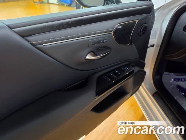 Lexus ES300h 2025 — ფოტო 14/18