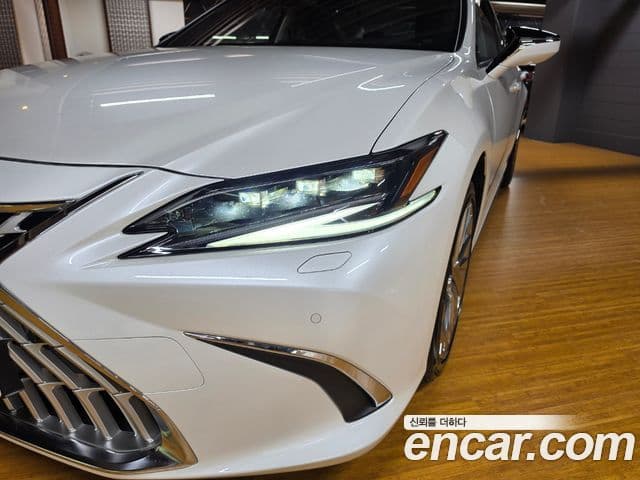 Lexus ES300h 2025 — фото 17 из 18