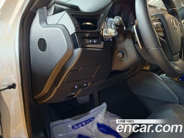 Lexus ES300h 2025 — ფოტო 18/18