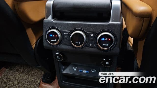 Land Rover Discovery 5 2018 — ფოტო 19/20