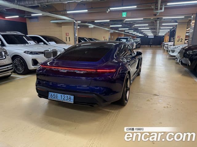 Porsche Taycan 2024 — ფოტო 11/20