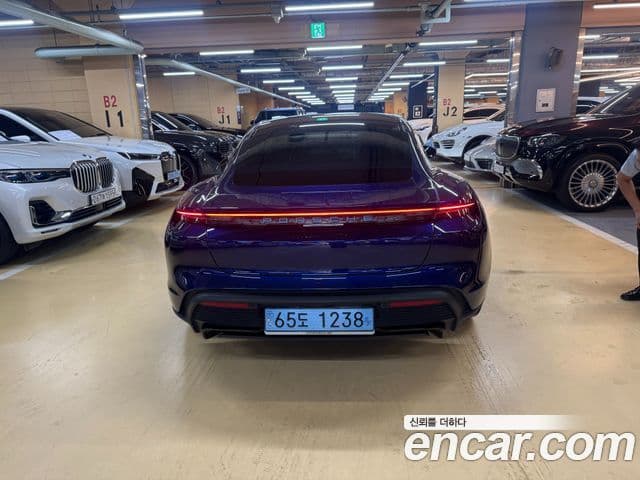 Porsche Taycan 2024 — ფოტო 7/20