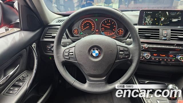 BMW 3 Series 2018 — ფოტო 13/20
