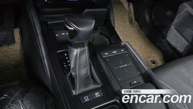Lexus ES300h 2019 — Şəkil 9/20