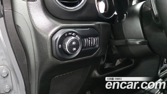 Jeep Wrangler 2023 — ფოტო 18/20