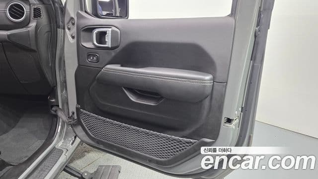 Jeep Wrangler 2023 — ფოტო 32/33