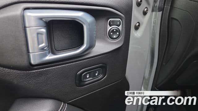 Jeep Wrangler 2023 — ფოტო 8/33