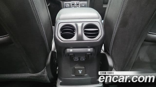 Jeep Wrangler 2023 — ფოტო 25/33