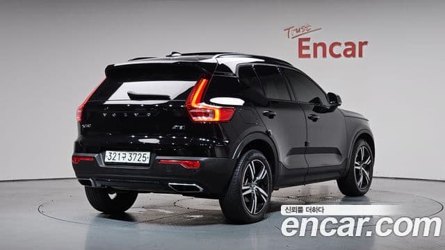 Volvo XC40 2020 — Şəkil 32/36